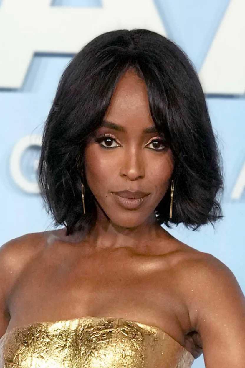 15 Cortes bob despeinados que demuestran que un look natural también puede verse elegante y moderno 7