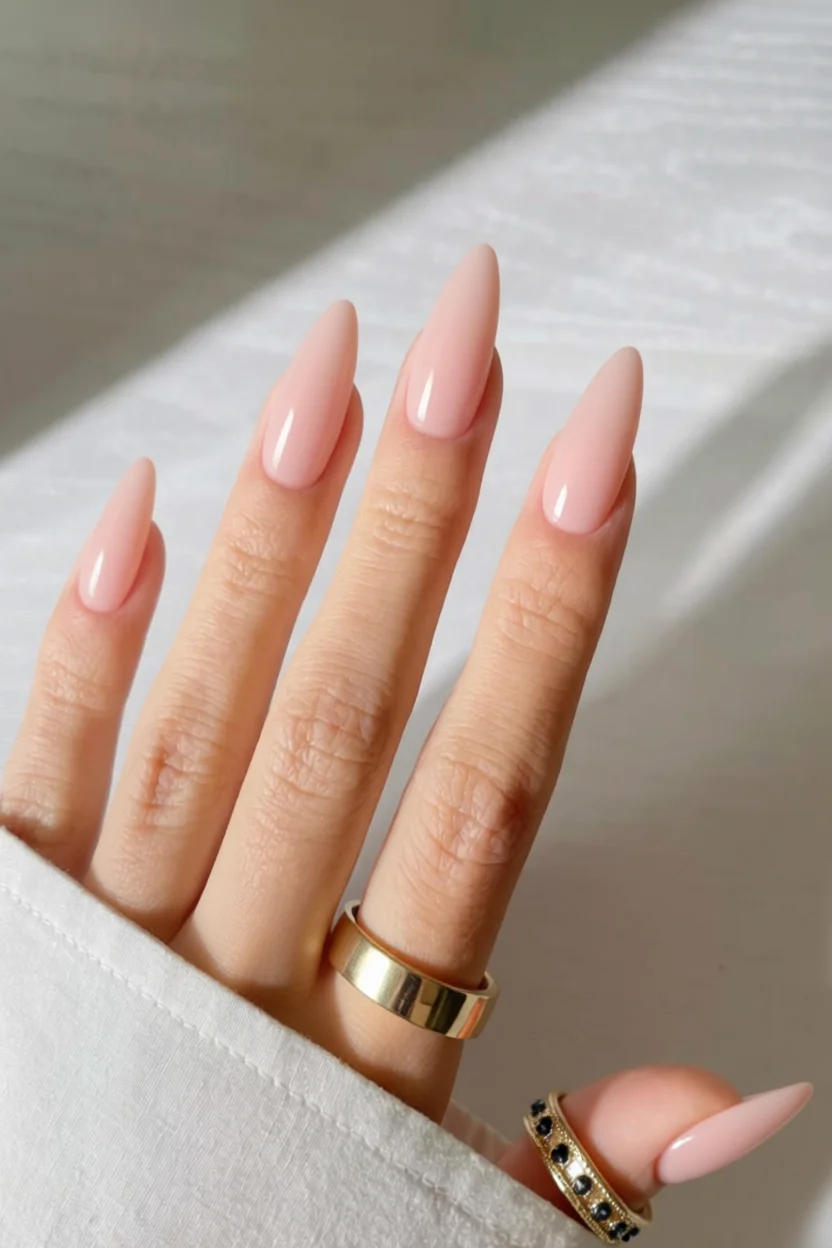 Uñas stiletto largas con esmalte jelly rosado translúcido