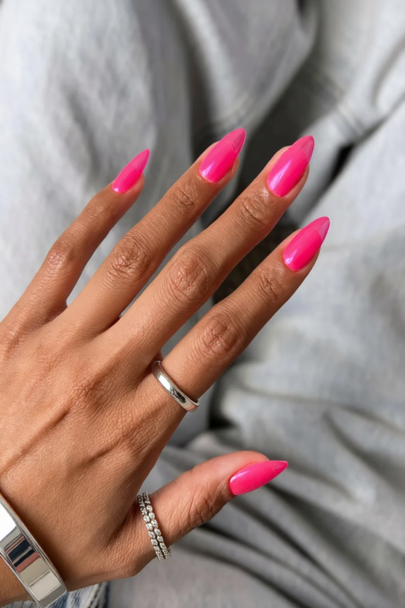 Uñas largas forma almendra con gel fucsia brillante