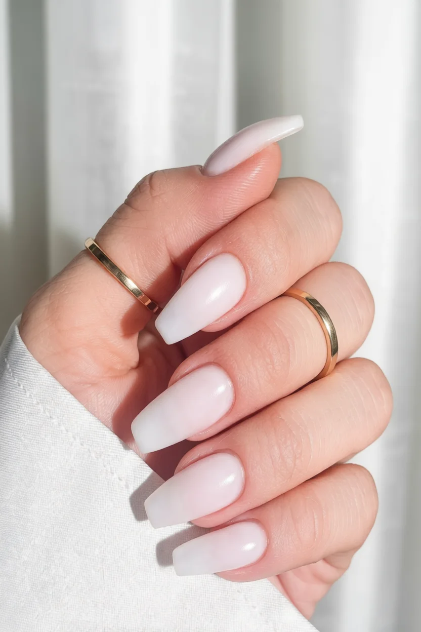 15 Uñas milky que parecen hechas de porcelana: tonos delicados y diseños soñados 9