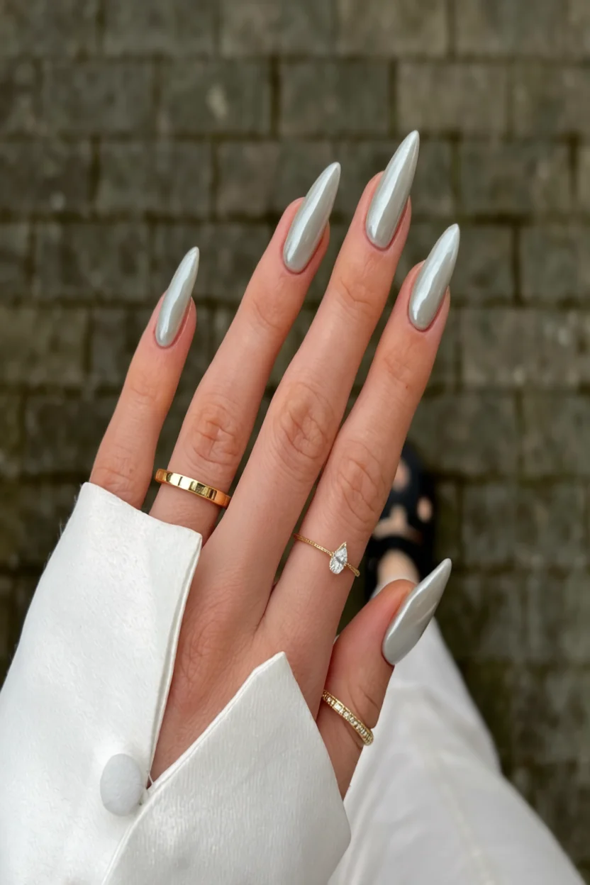 15 Uñas milky que parecen hechas de porcelana: tonos delicados y diseños soñados 10