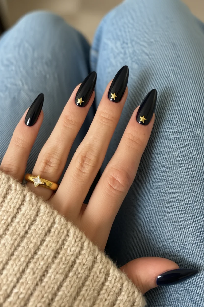 Uñas negras tipo coffin con estrellas doradas