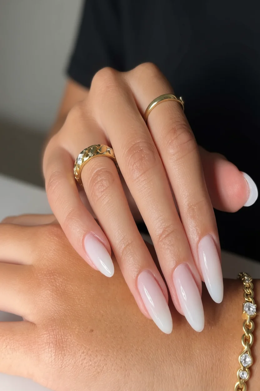 Uñas largas estilo almendra con degradado rosa a blanco