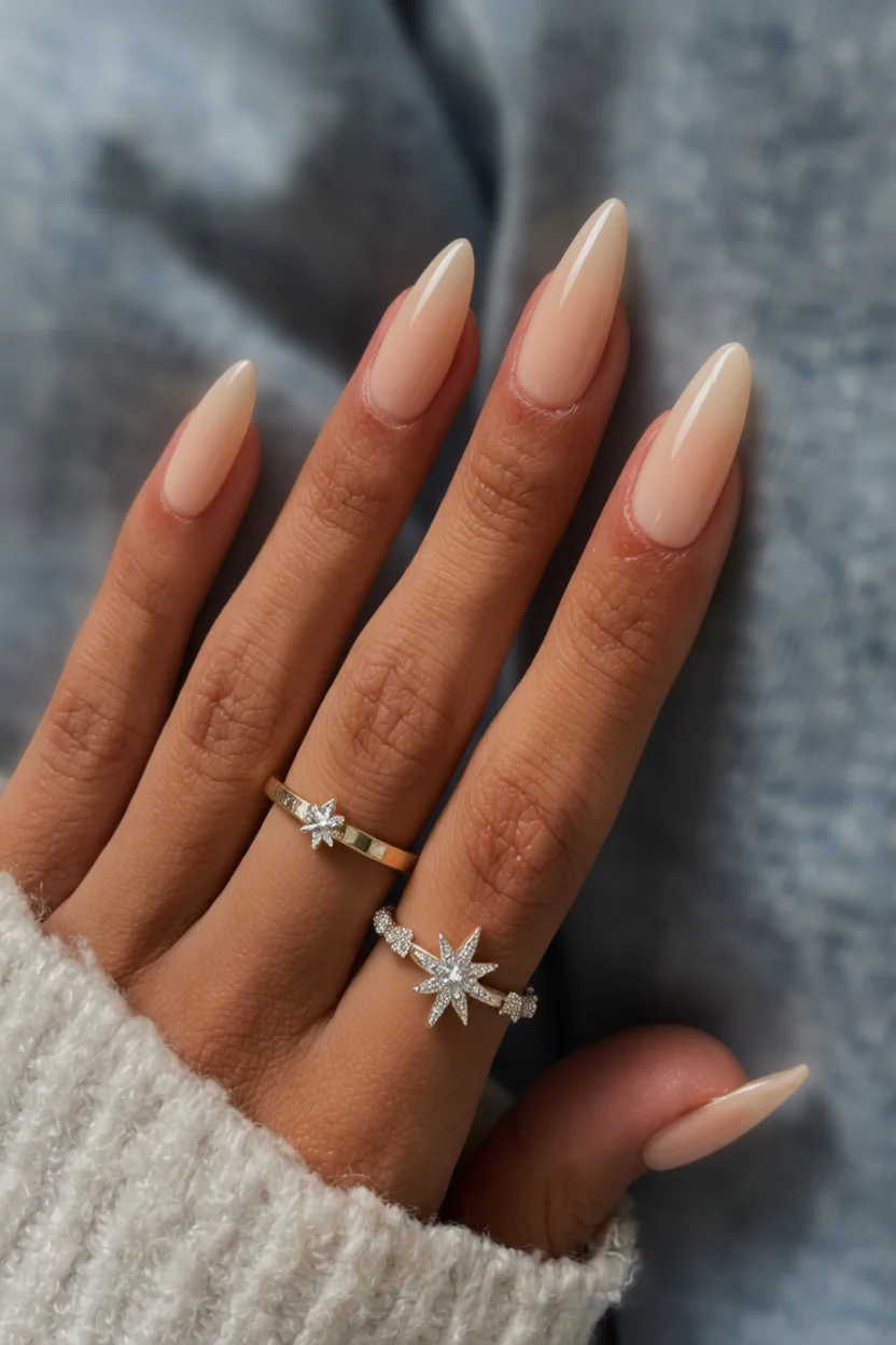 Uñas largas forma almendra en tono nude con acabado brillante