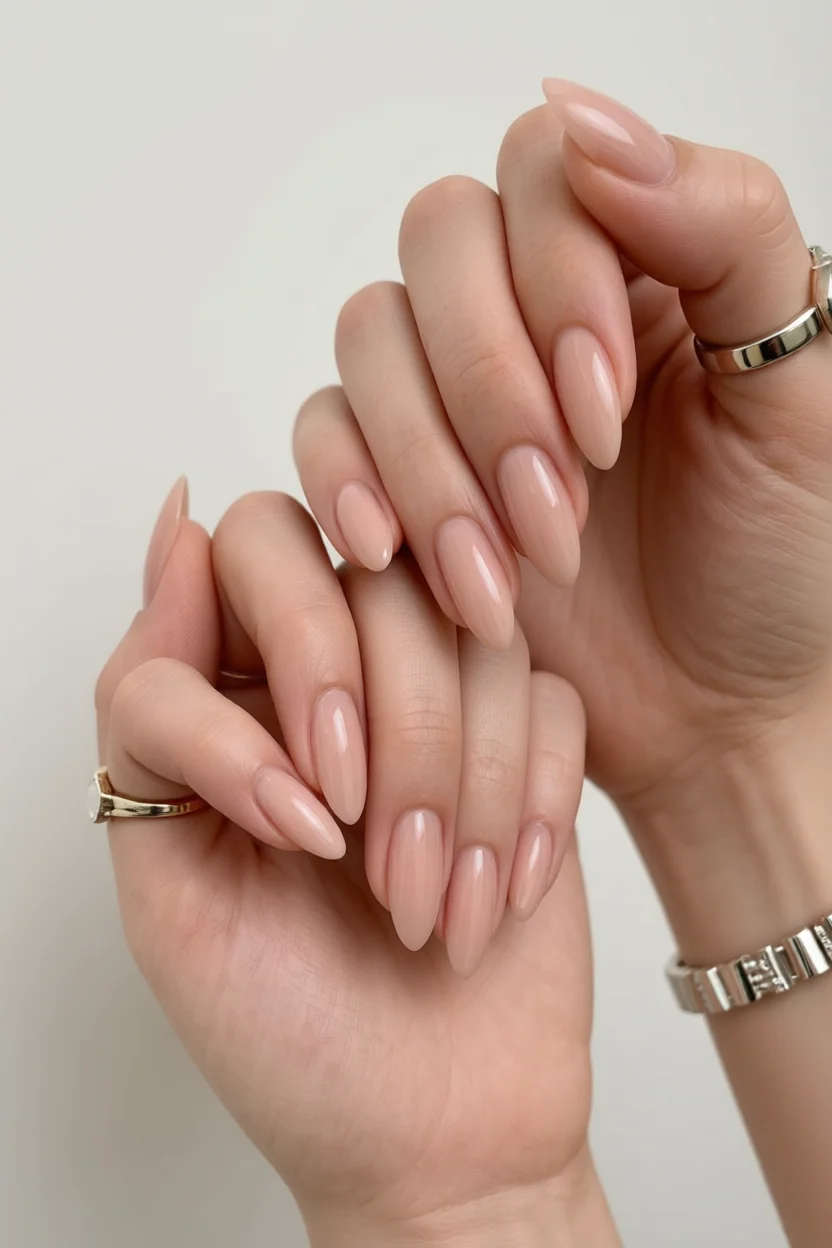 Uñas almendradas en tono nude natural con esmalte brillante