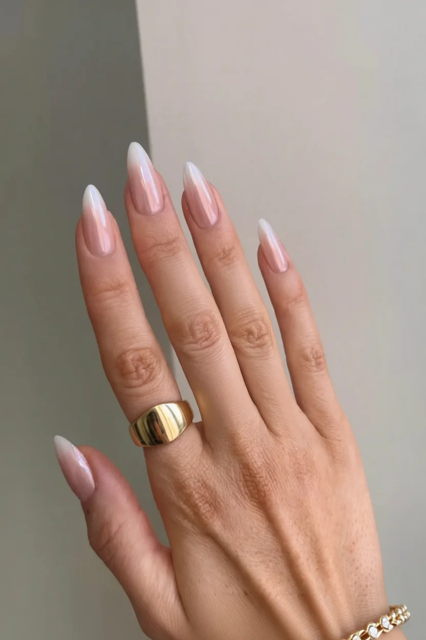 20 ideas de uñas ombré: degradado francés, glitter y chrome 1