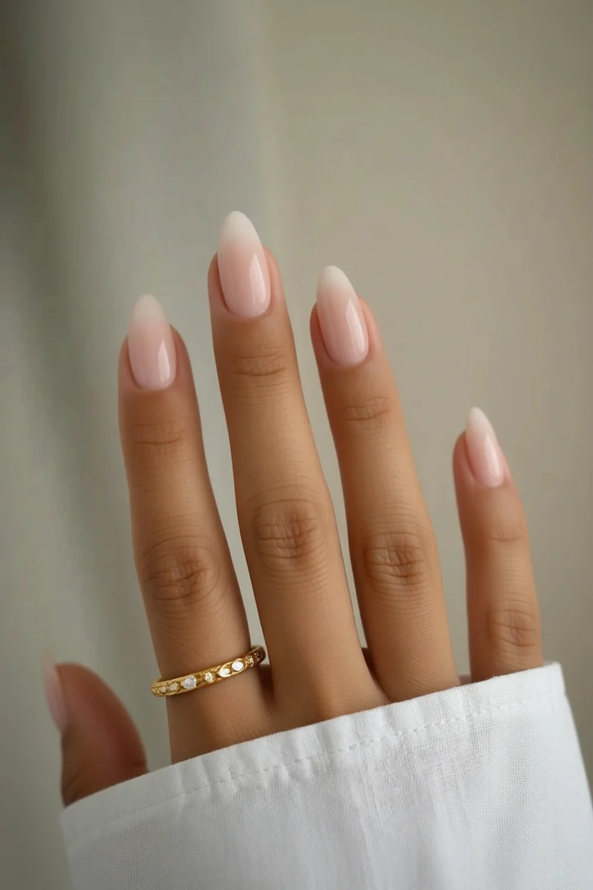 Uñas almendradas ombré con degradado rosa pastel a blanco