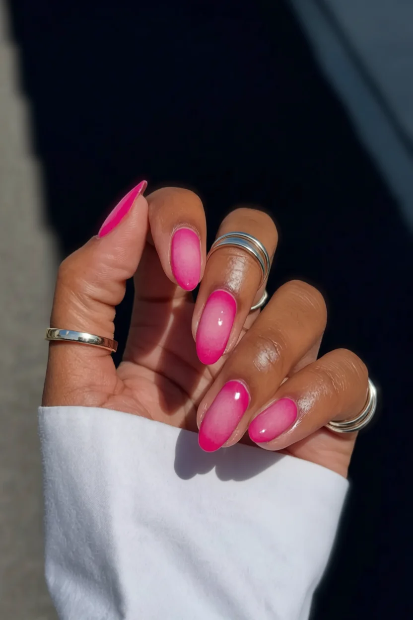 Uñas largas forma almendrada con degradado rosa fucsia