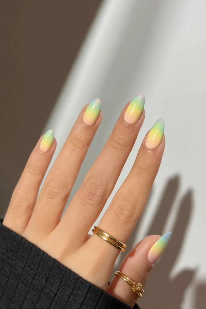Uñas largas en forma de almendra con degradado pastel de rosa a amarillo y verde menta