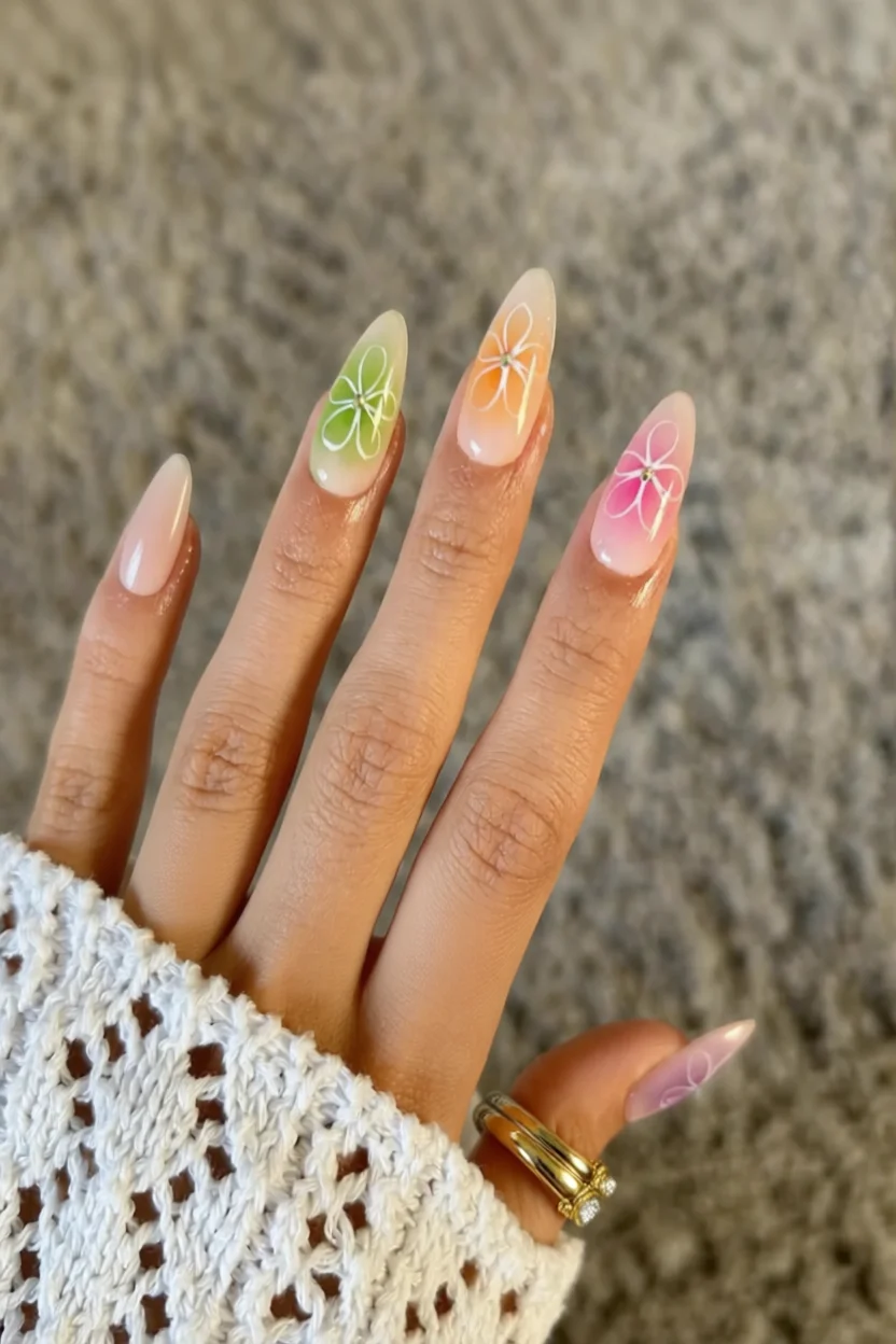 Uñas almendradas ombré pastel con flores blancas detalladas