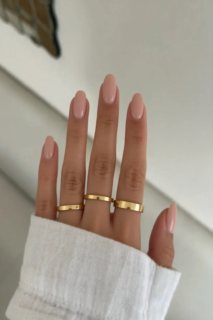 Uñas largas forma almendrada en color nude rosado