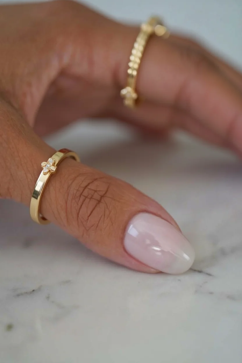 Uña almendrada con degradado nude a blanco con brillo glossy