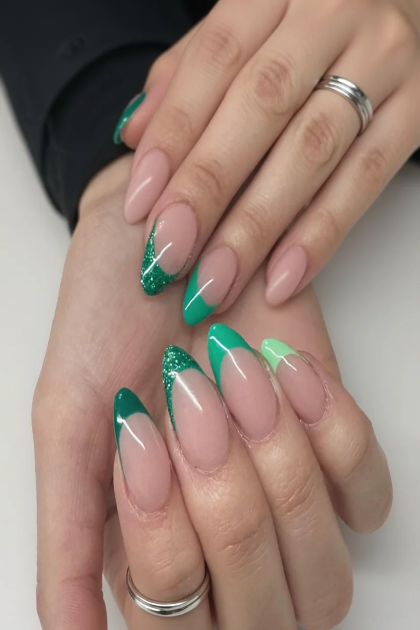 20 Tendencias de uñas verde escuro para darle un toque diferente a tu manicura 11