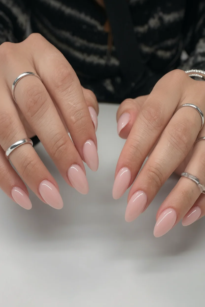 20 Tendencias de uñas verde escuro para darle un toque diferente a tu manicura 10