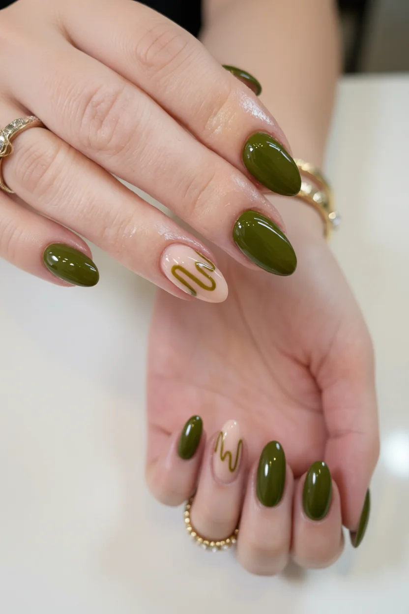 20 Tendencias de uñas verde escuro para darle un toque diferente a tu manicura 14