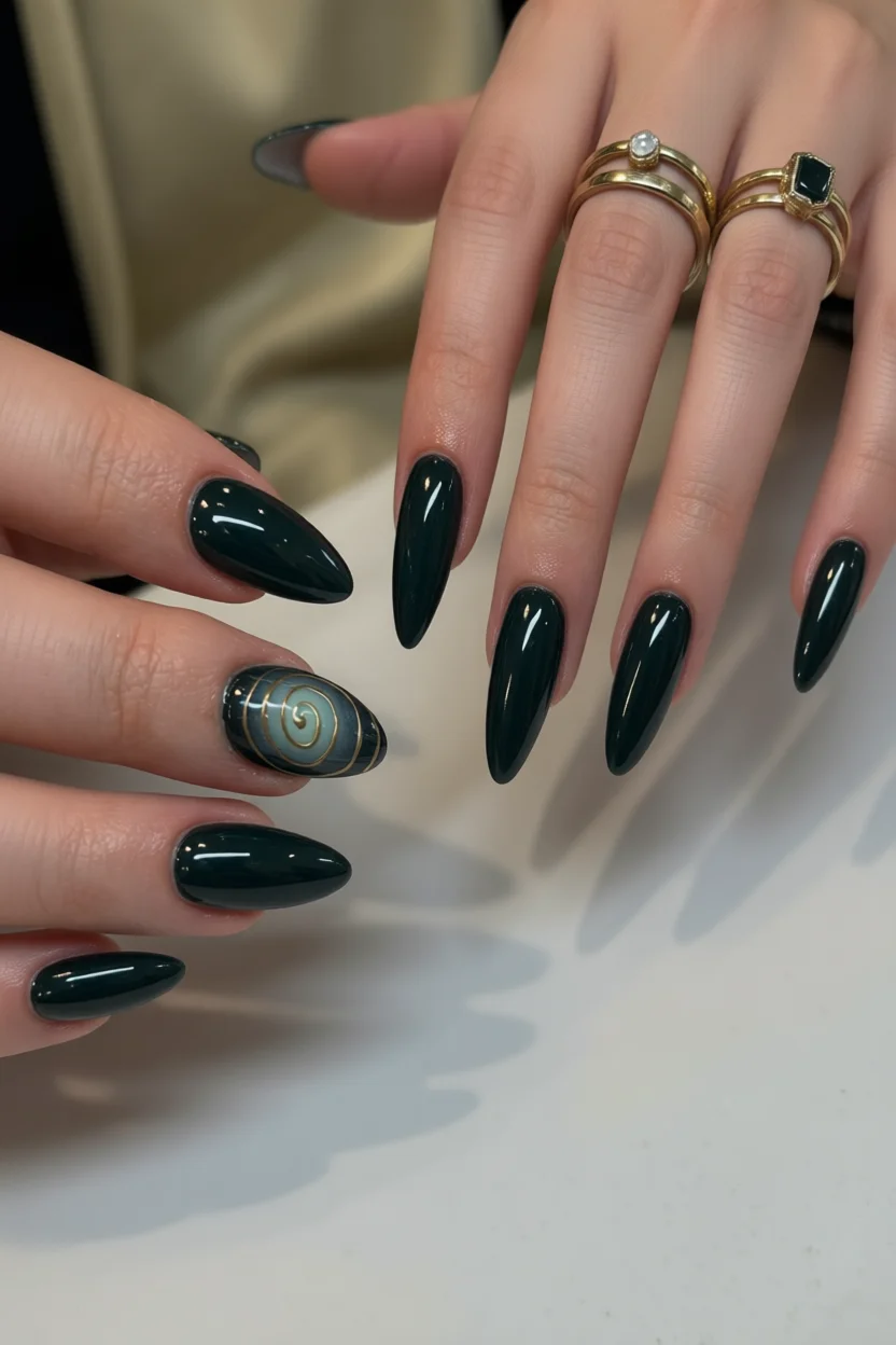 20 Tendencias de uñas verde escuro para darle un toque diferente a tu manicura 19