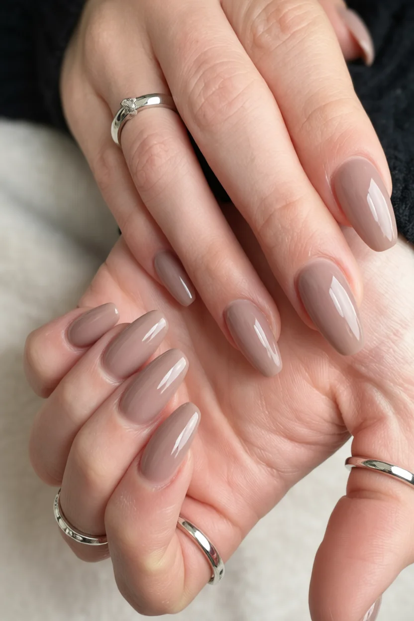 20 Tendencias de uñas verde escuro para darle un toque diferente a tu manicura 20