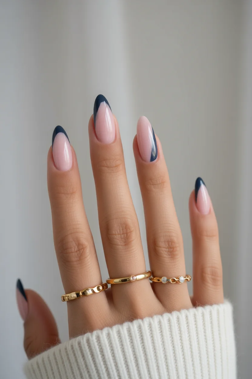 Uñas largas en forma de almendra con punta francesa azul marino sobre base rosa