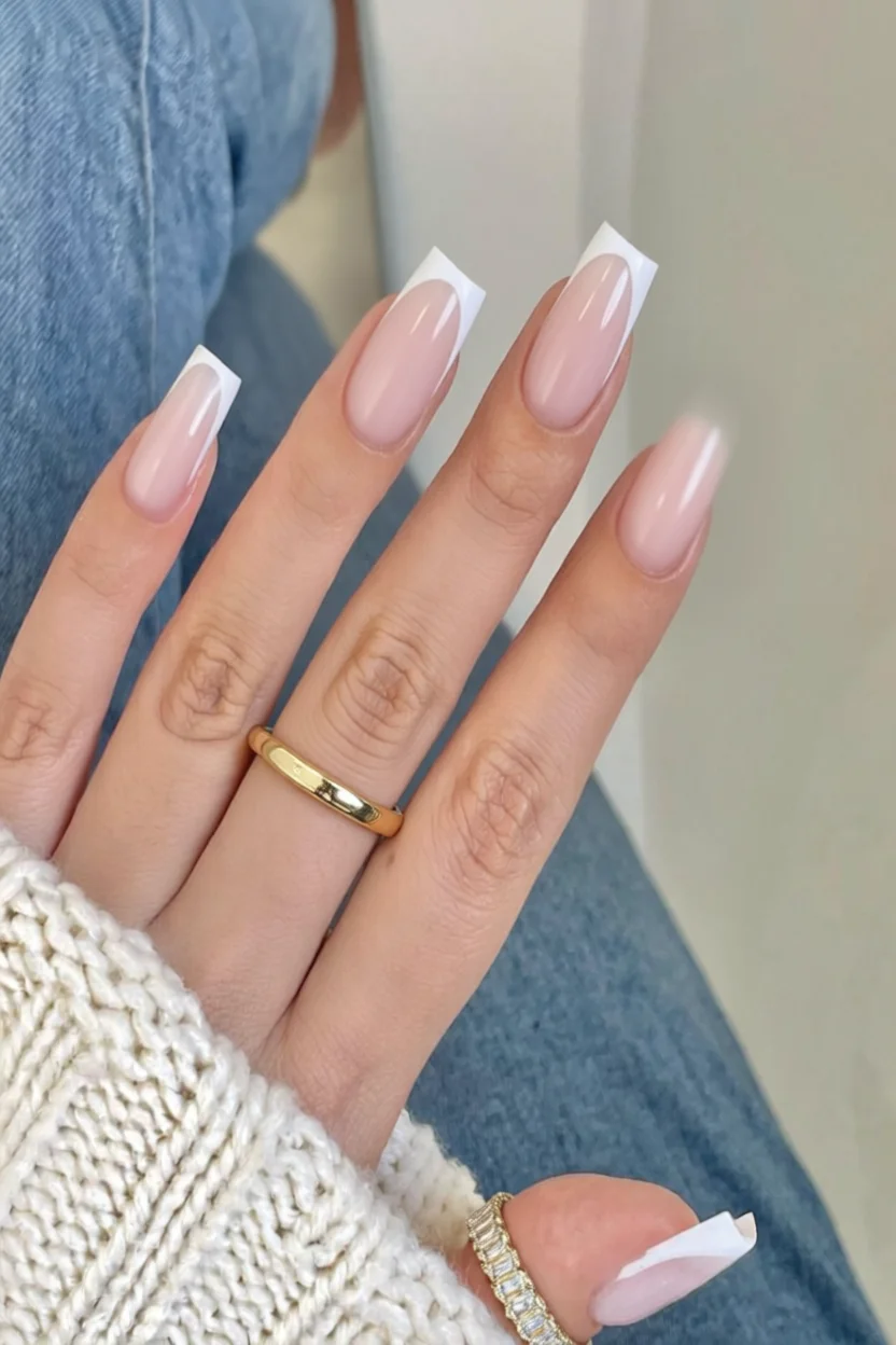 Uñas largas almendradas con diseño francés y punta blanca