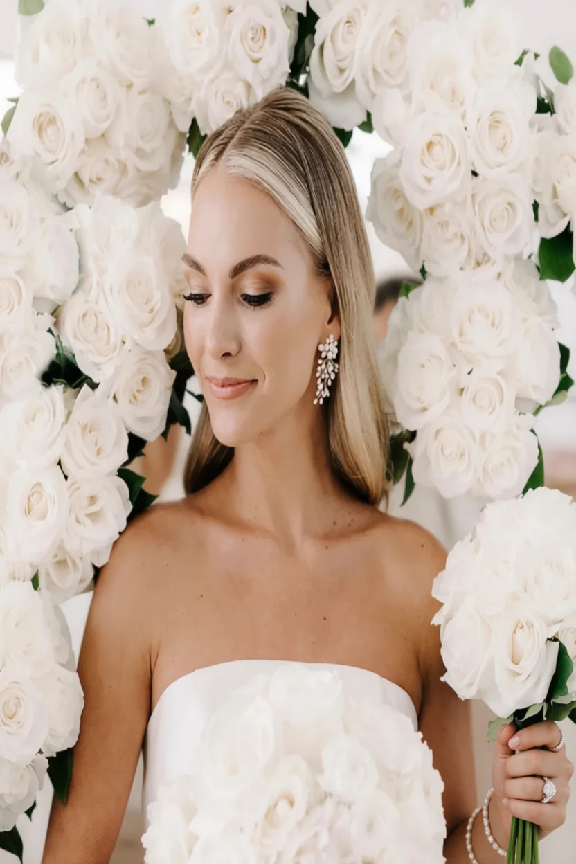 Novia con uñas diseño francés y ramo de rosas blancas