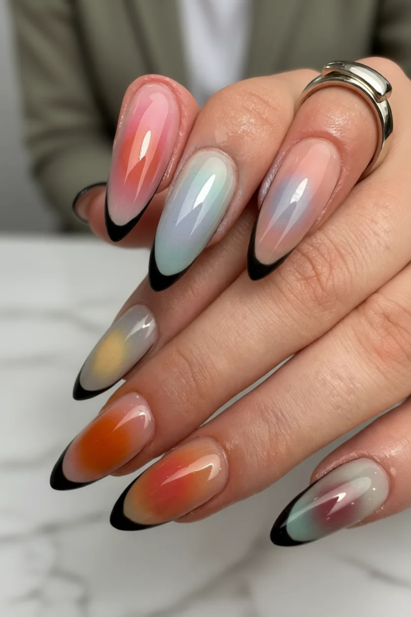 Uñas alargadas punta de almendra con efecto aura degradado y francés negro