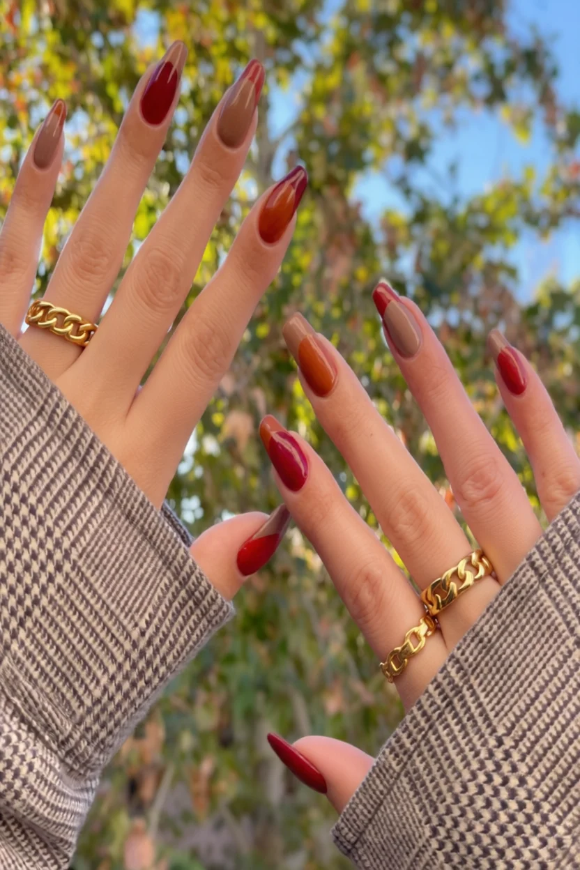 Uñas largas almendradas con diseño aura degradado en tonos burdeos, caramelo y marrón