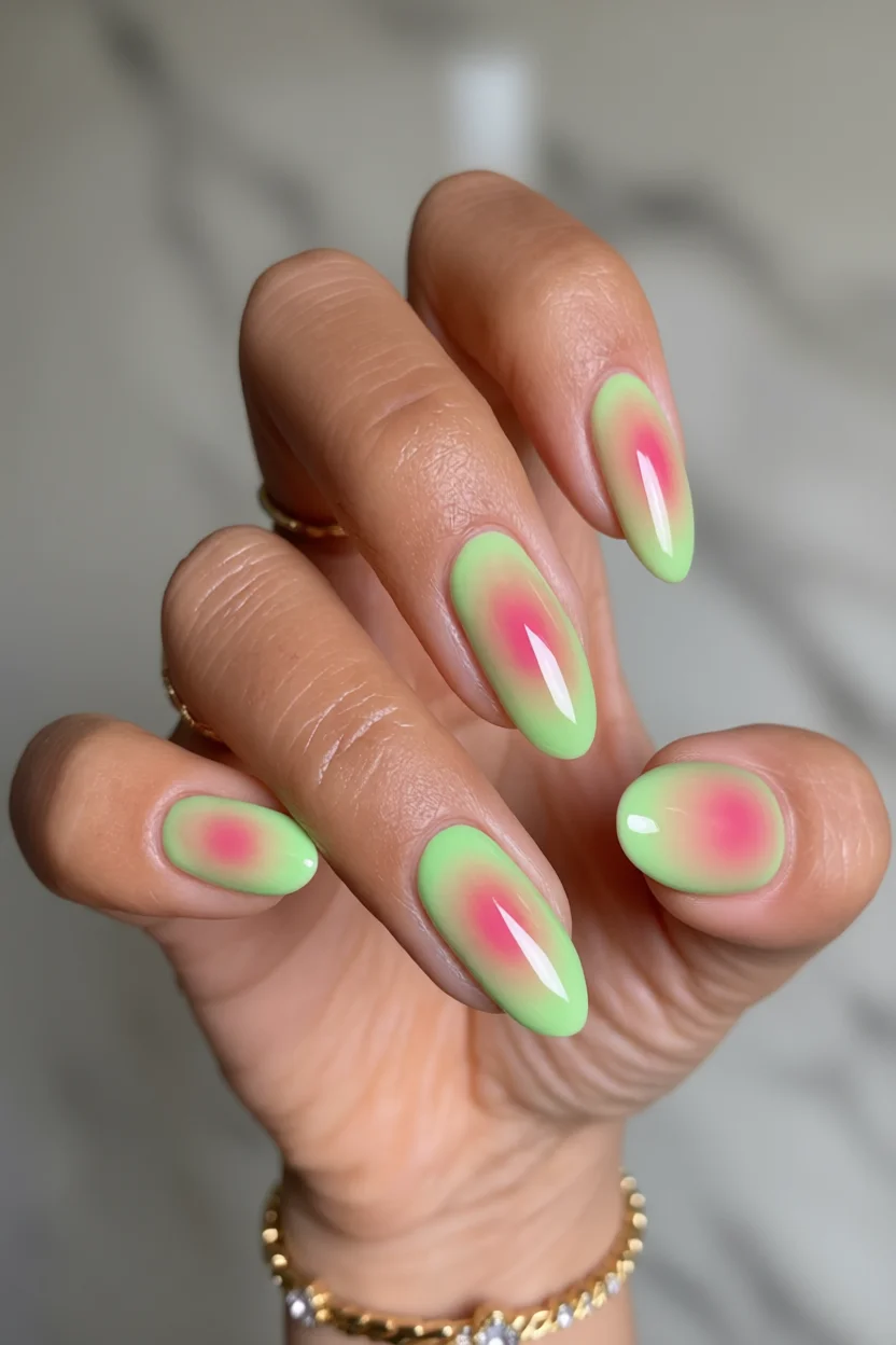 Uñas largas ovaladas con efecto aura en verde lima y centro rosa
