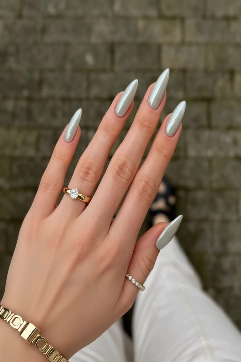 Uñas largas punta stiletto con efecto aura perla