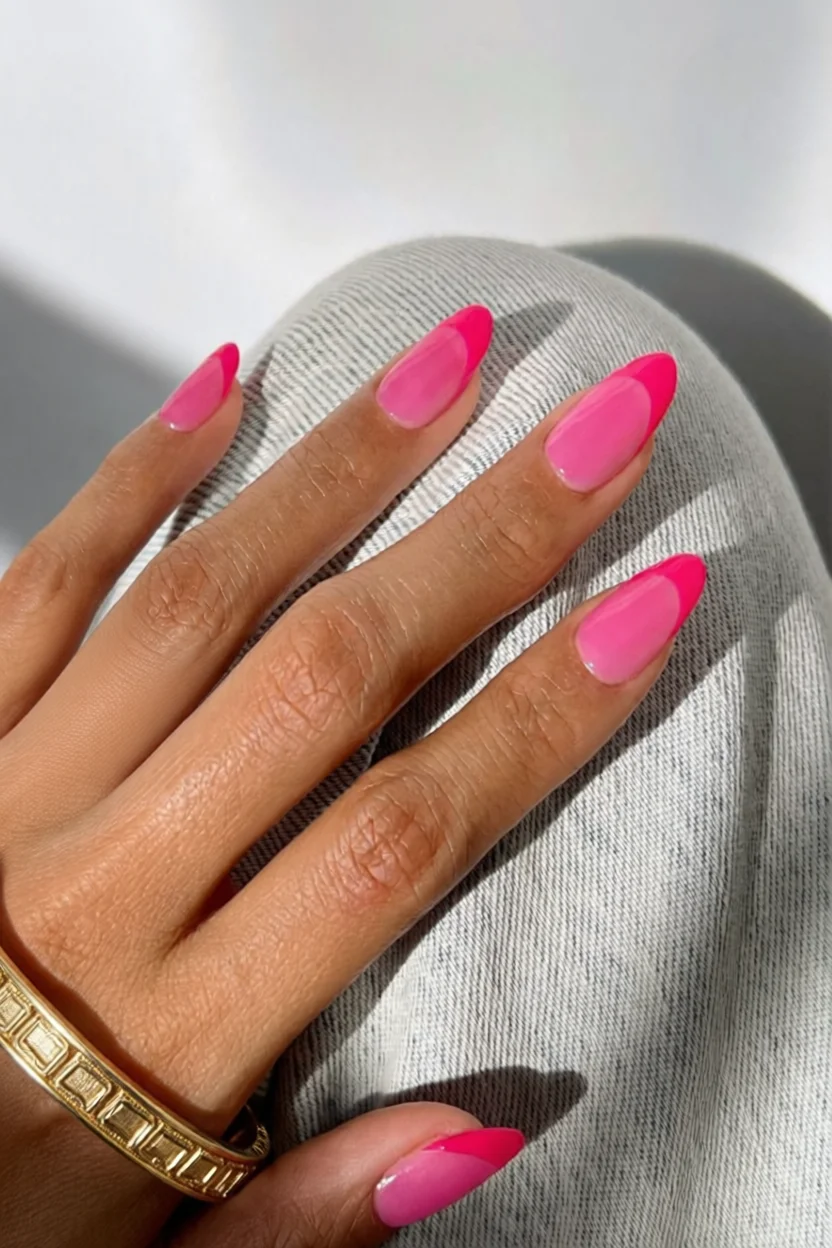 Mano con uñas ovaladas en francesa rosa pastel con puntas fucsia neón