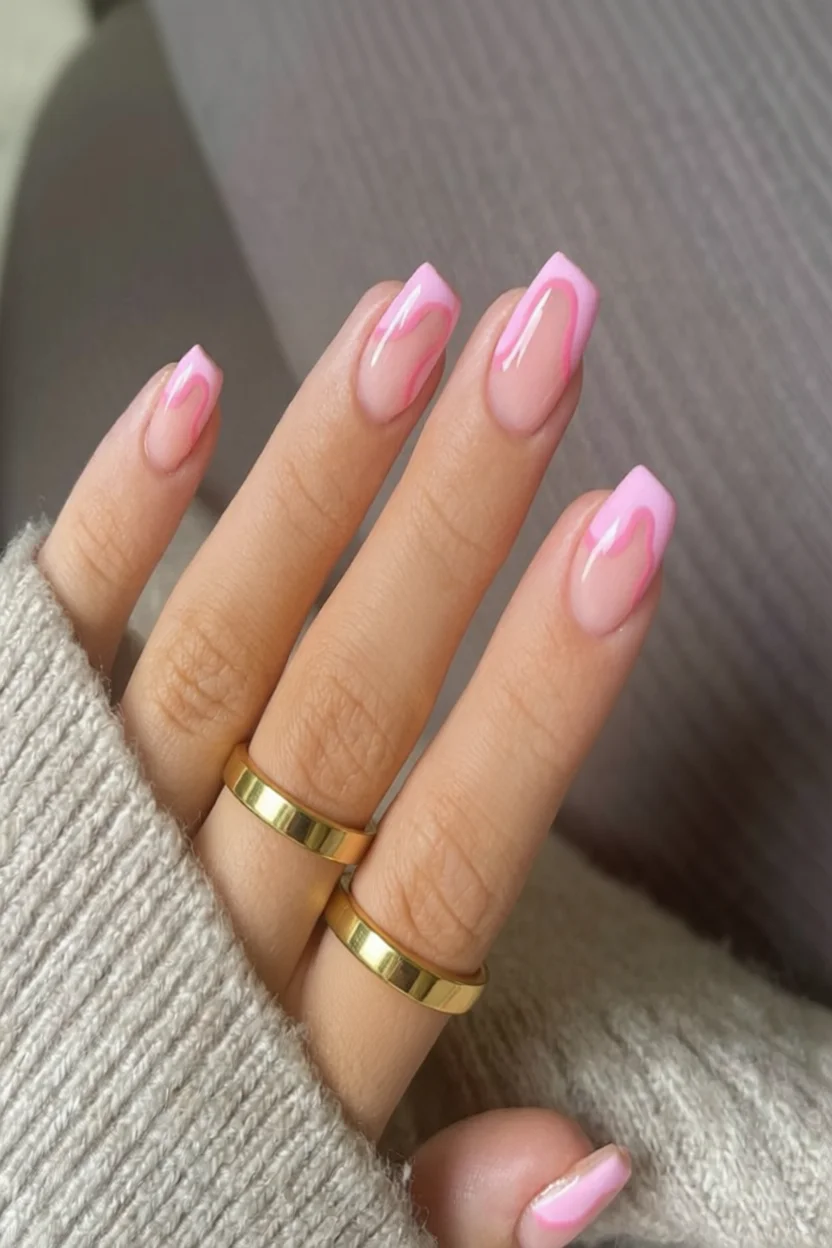 Mano con uñas cortas cuadradas, french manicure en tonos rosados con detalles curvos