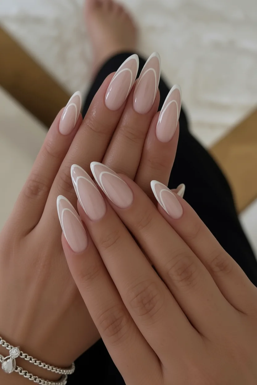 Uu00f1as largas almendradas nude con elegantes lu00edneas blancas curvas