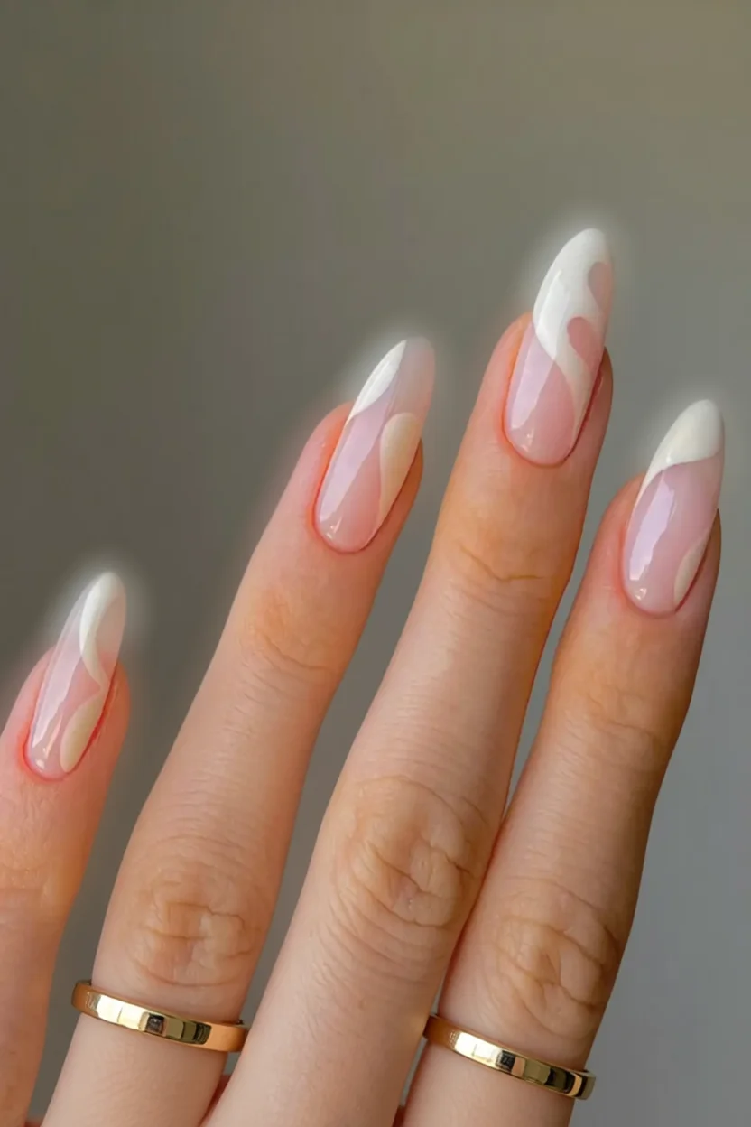 Uu00f1as almond nude con diseu00f1o abstracto en blanco y rosa