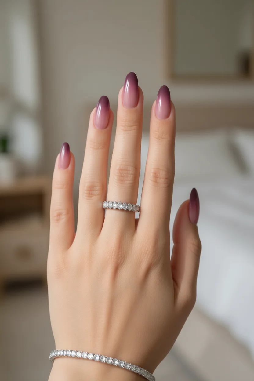 Uñas almendradas con degradado de color vino a rosa pastel