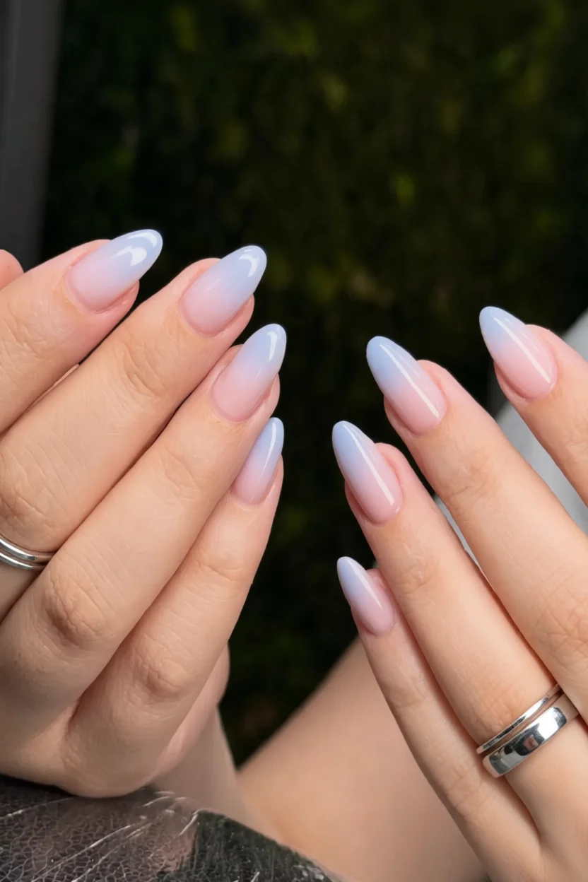 Uñas largas tipo almendra con efecto ombré en degradado de rosa pastel a lavanda suave