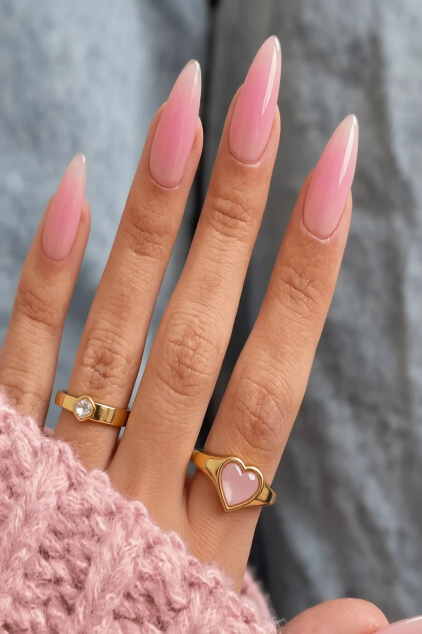 Uñas largas en forma de almendra con diseño degradado rosa y acabado brillante