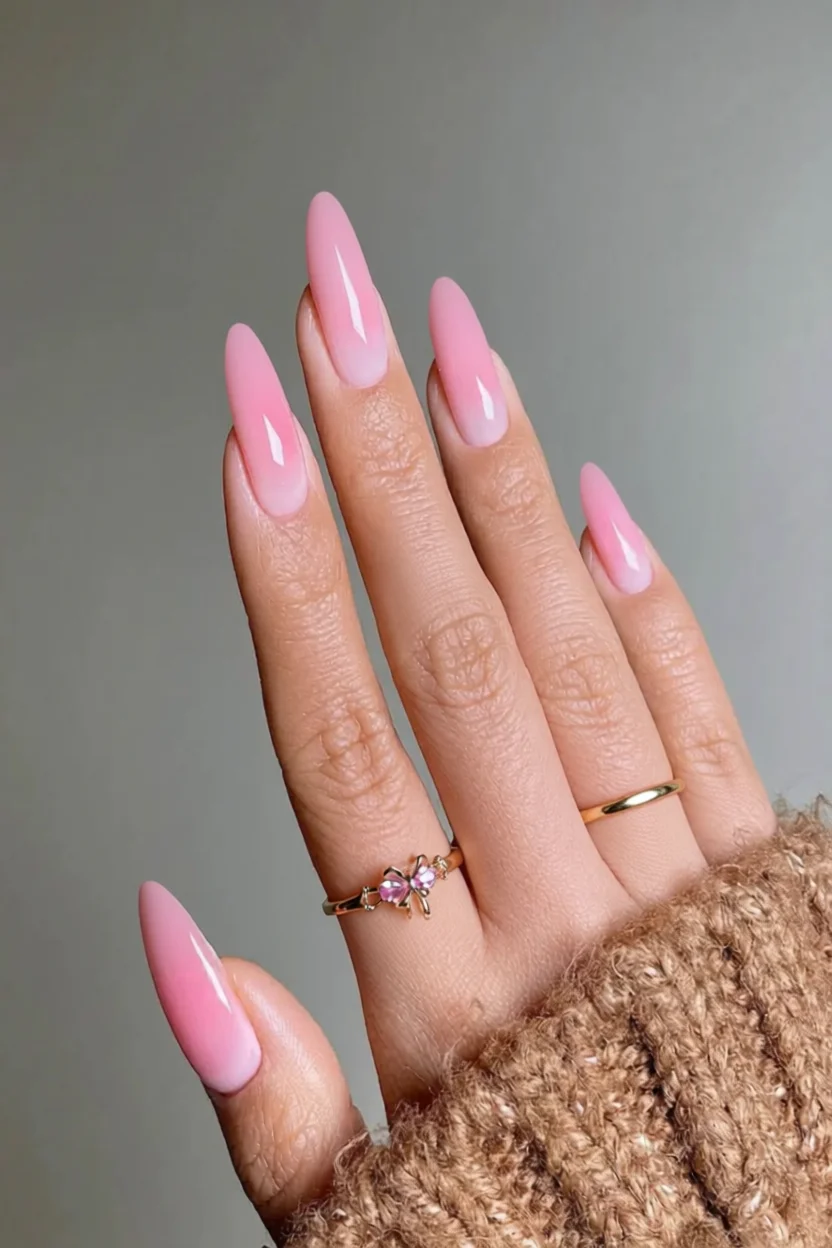 Uñas largas estiletto en degradado rosa brillante