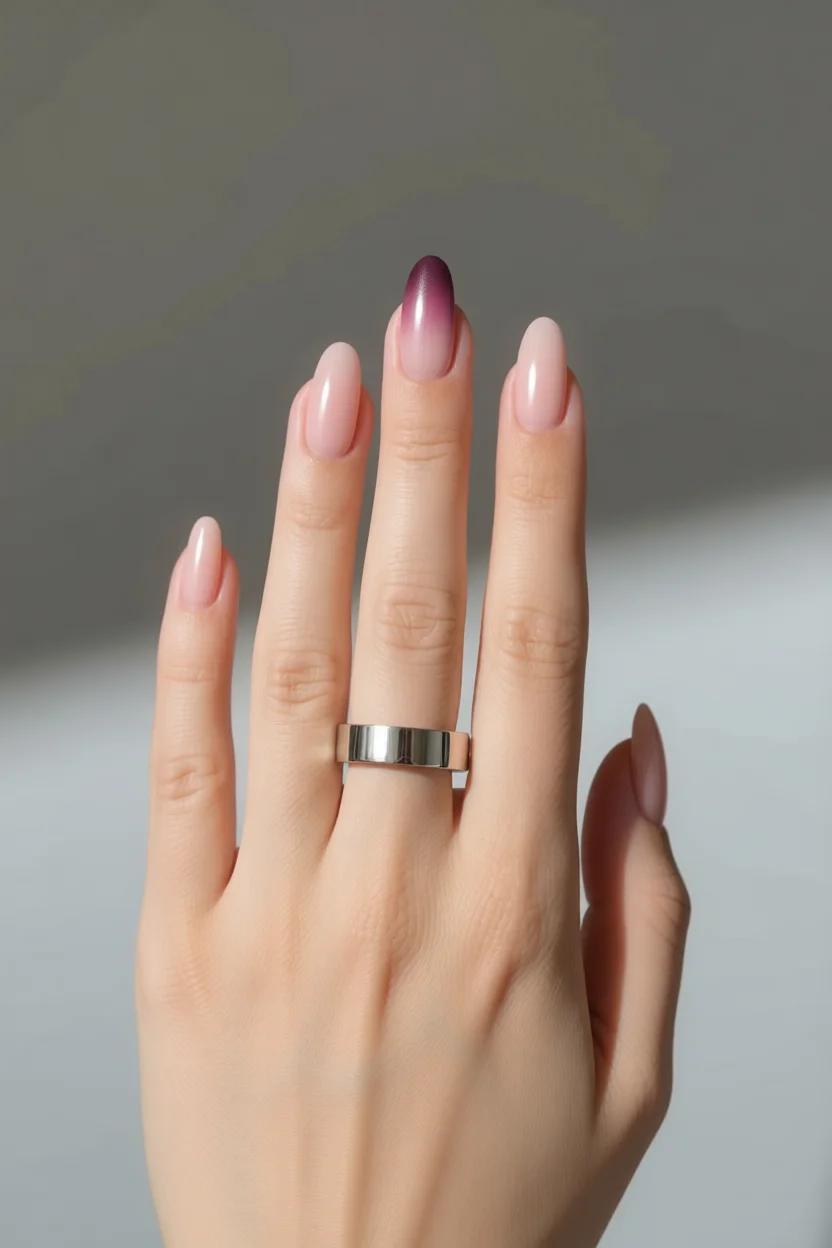 Uñas almendradas nude con degradado morado