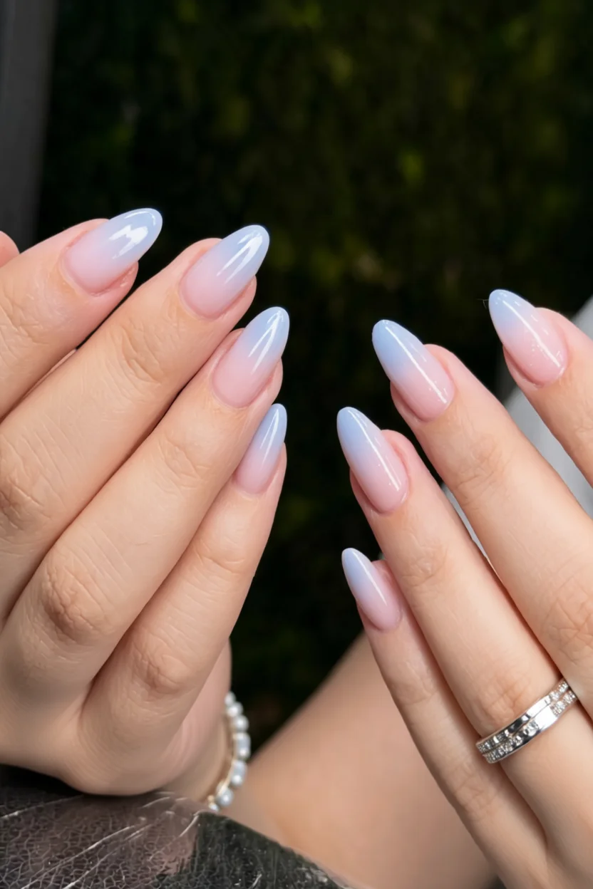 Uñas almendradas en degradado rosa a azul pastel