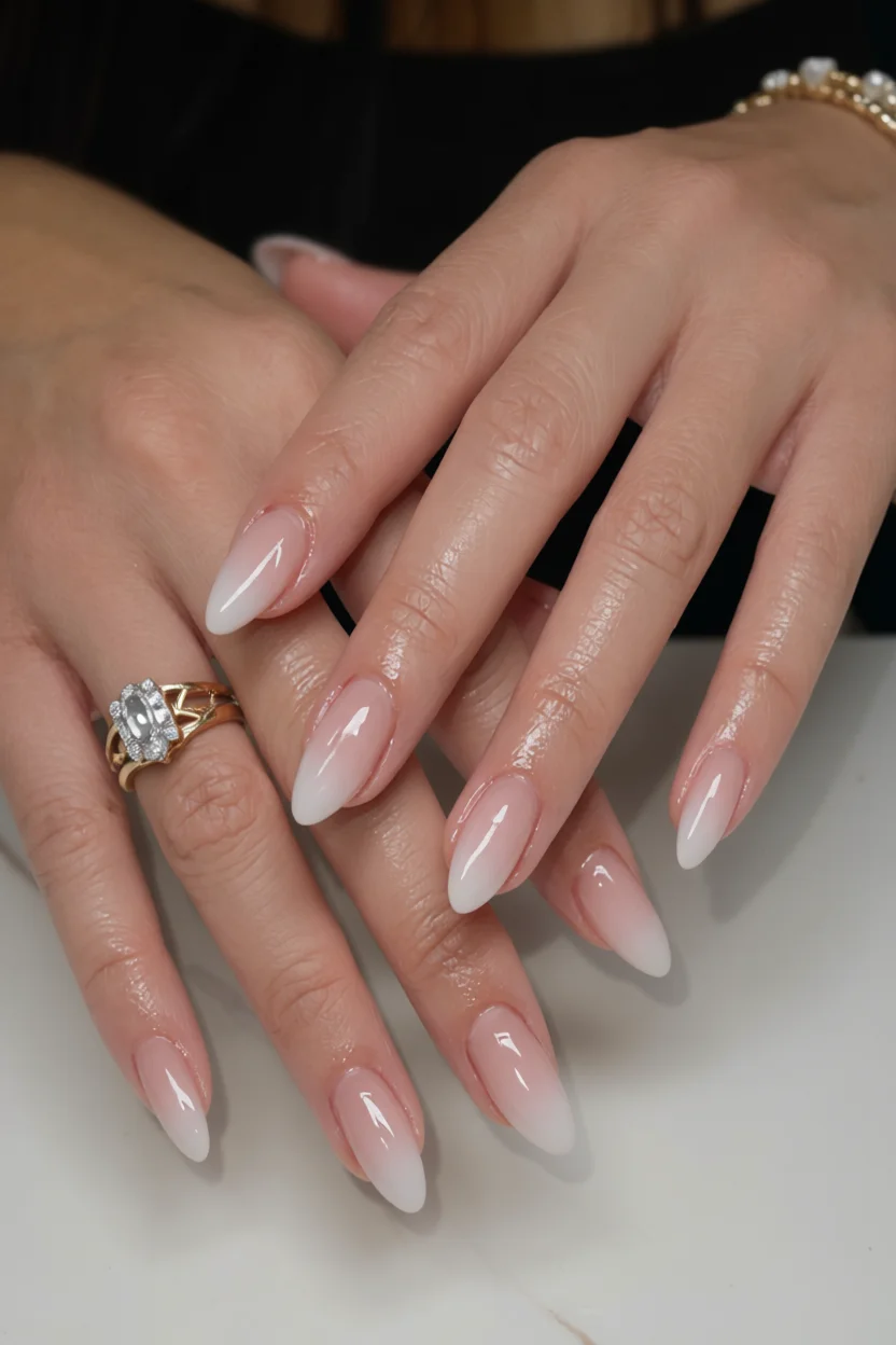 Uñas largas forma almendra con degradado ombré de rosa nude a blanco brillante