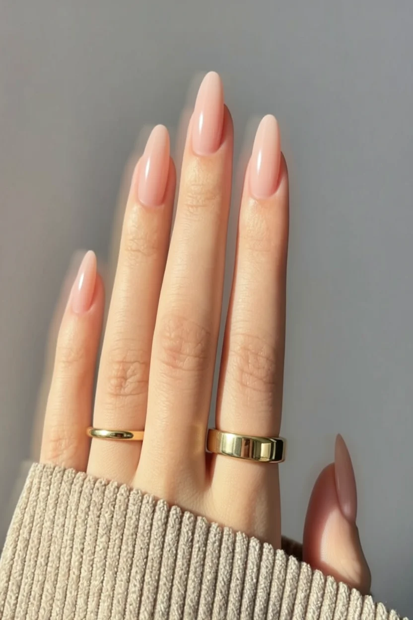 Uñas almendradas nude con acabado brillante