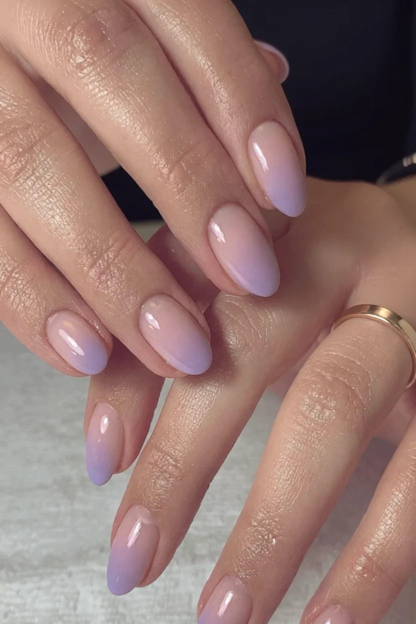 Uñas largas forma almendrada con degradado nude a lavanda