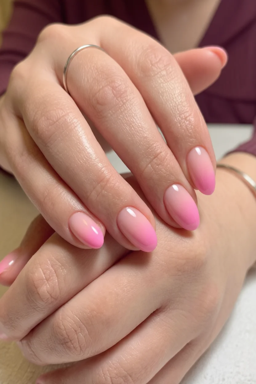 Uñas ovaladas con efecto degradado rosa intenso