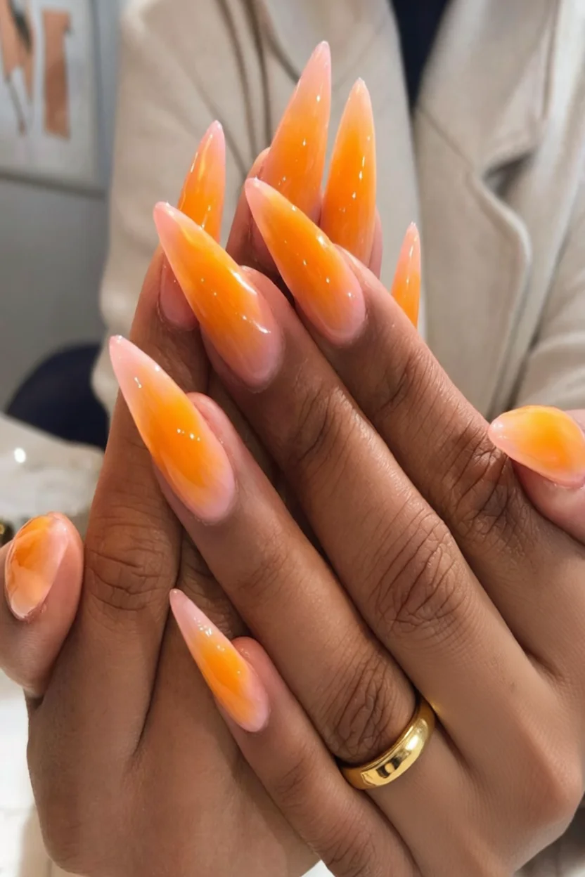Uñas stiletto largas con degradado naranja y rosa
