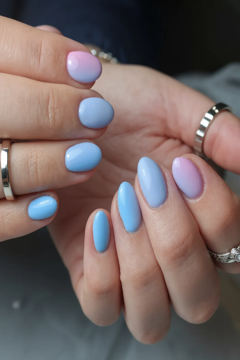 Uñas ovaladas con degradado en tonos rosa pastel y azul celeste