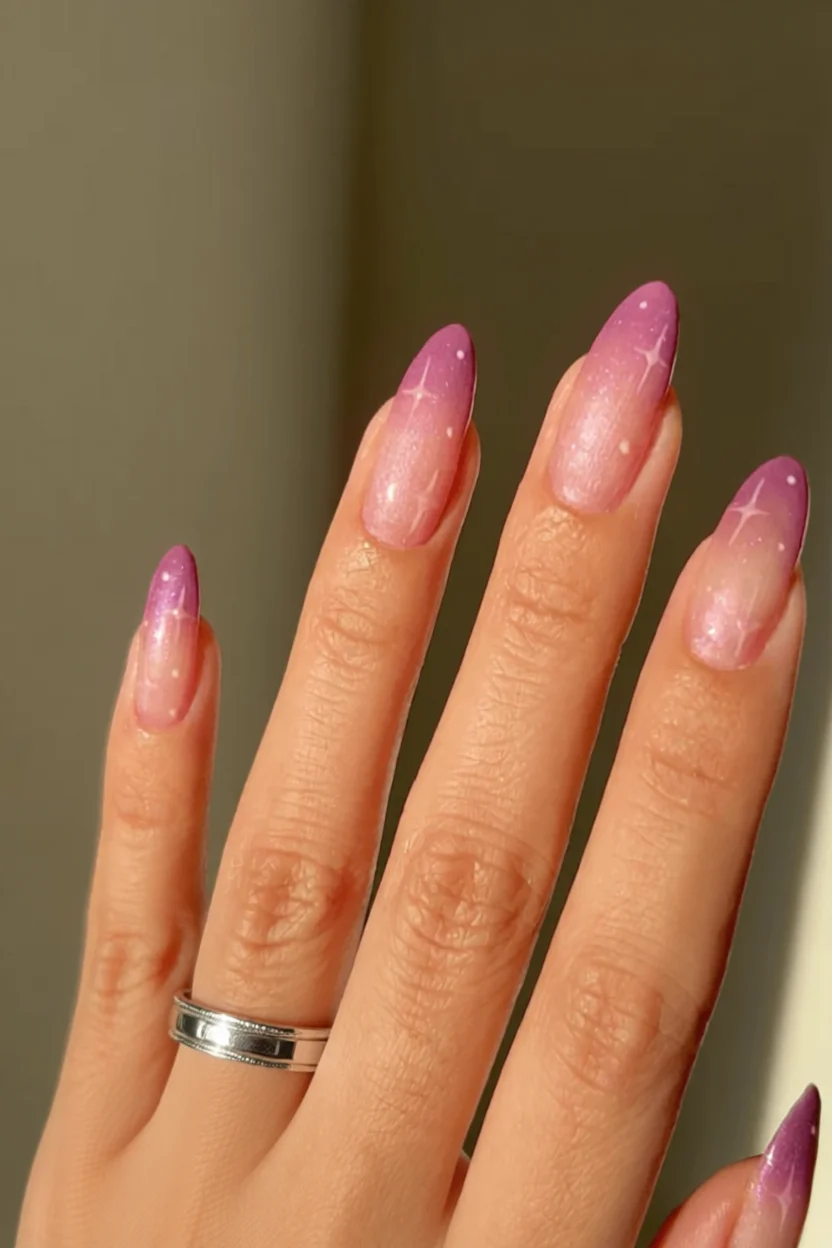 Uñas largas forma almendra con degradado rosa a lavanda y estrellas decoradas