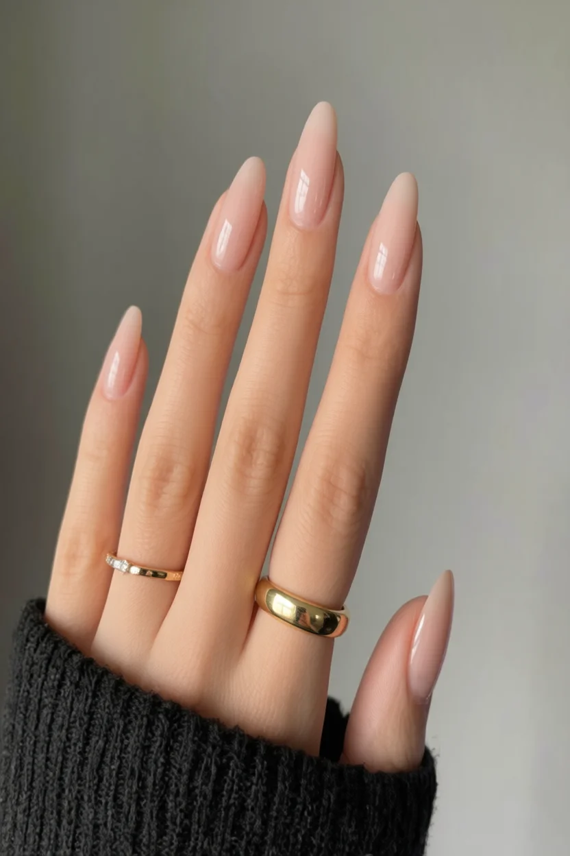 Uñas largas forma almendra color nude con brillo intenso y acabado espejo