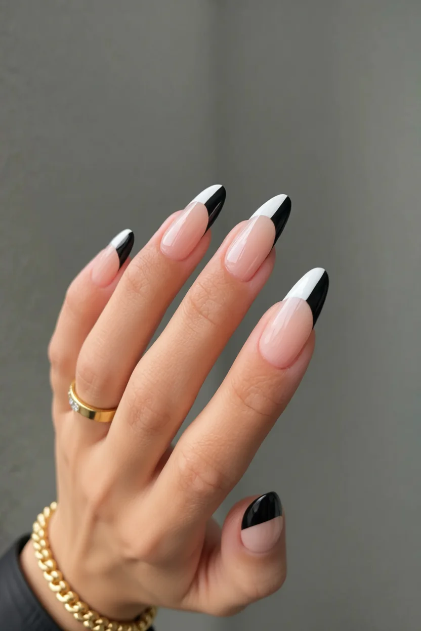 Uñas largas almendradas con diseño francés negro y blanco minimalista
