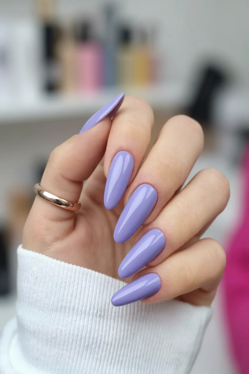 Uñas largas color lavanda en forma de almendra