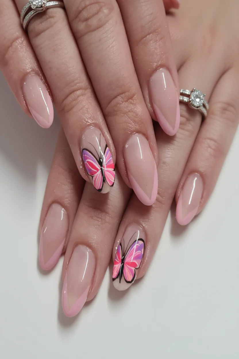 Uñas ovaladas con francés rosa y dos uñas decoradas con mariposas coloridas