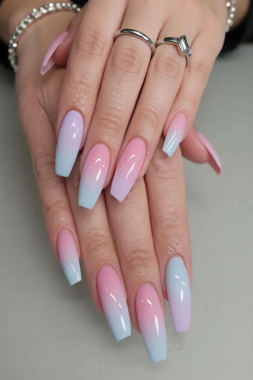 Uñas coffin largas con degradado en tonos rosa y azul pastel